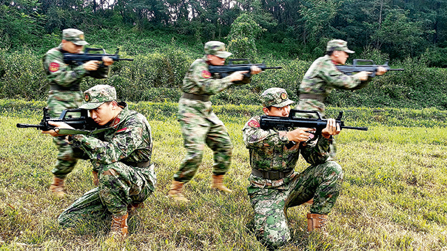 遼寧省遼陽市文圣區(qū)人武部組織民兵進行戰(zhàn)術(shù)訓(xùn)練
